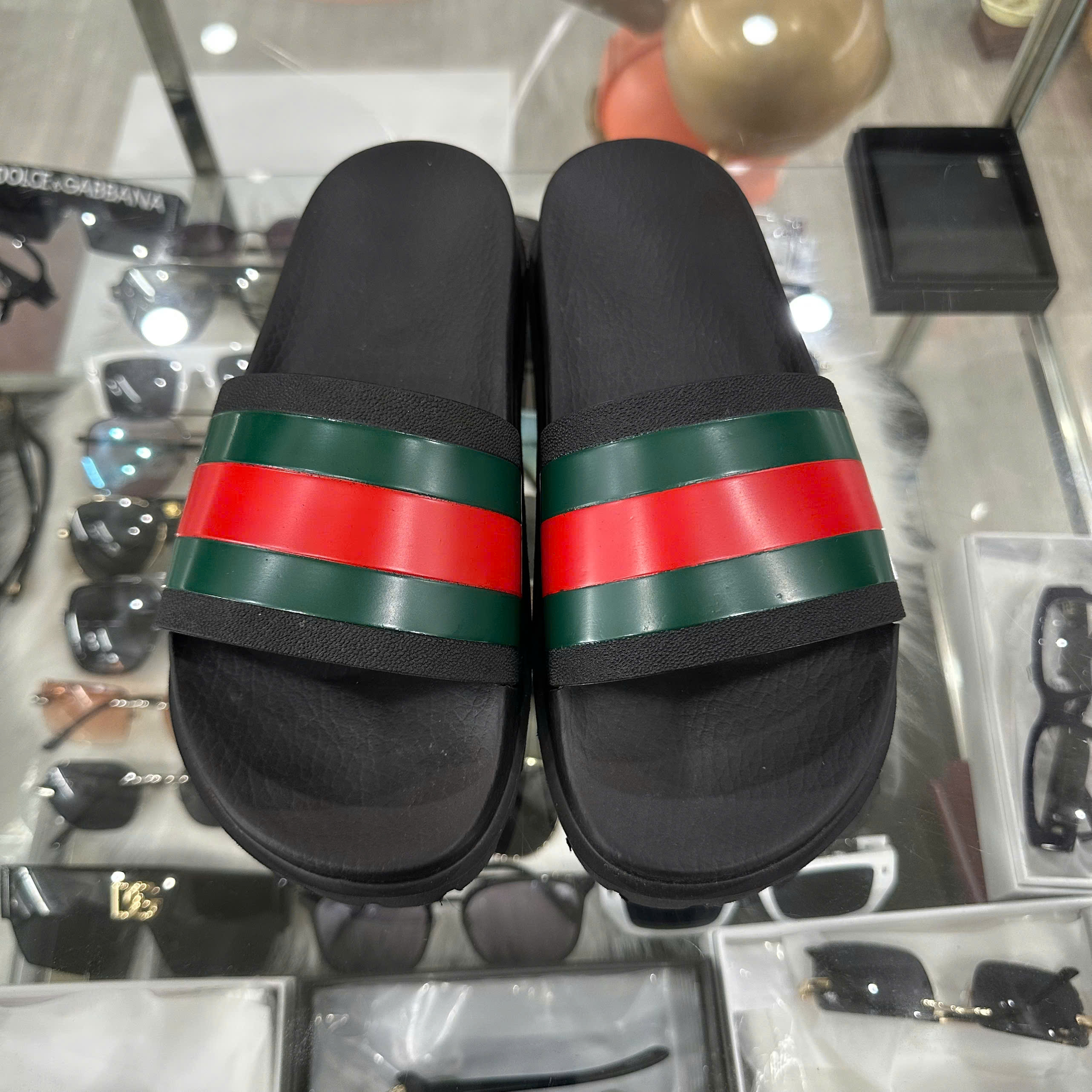 DÉP GUCCI ĐEN QUAI CỜ 429469GIB101098 HÀNG TRƯNG BÀY
