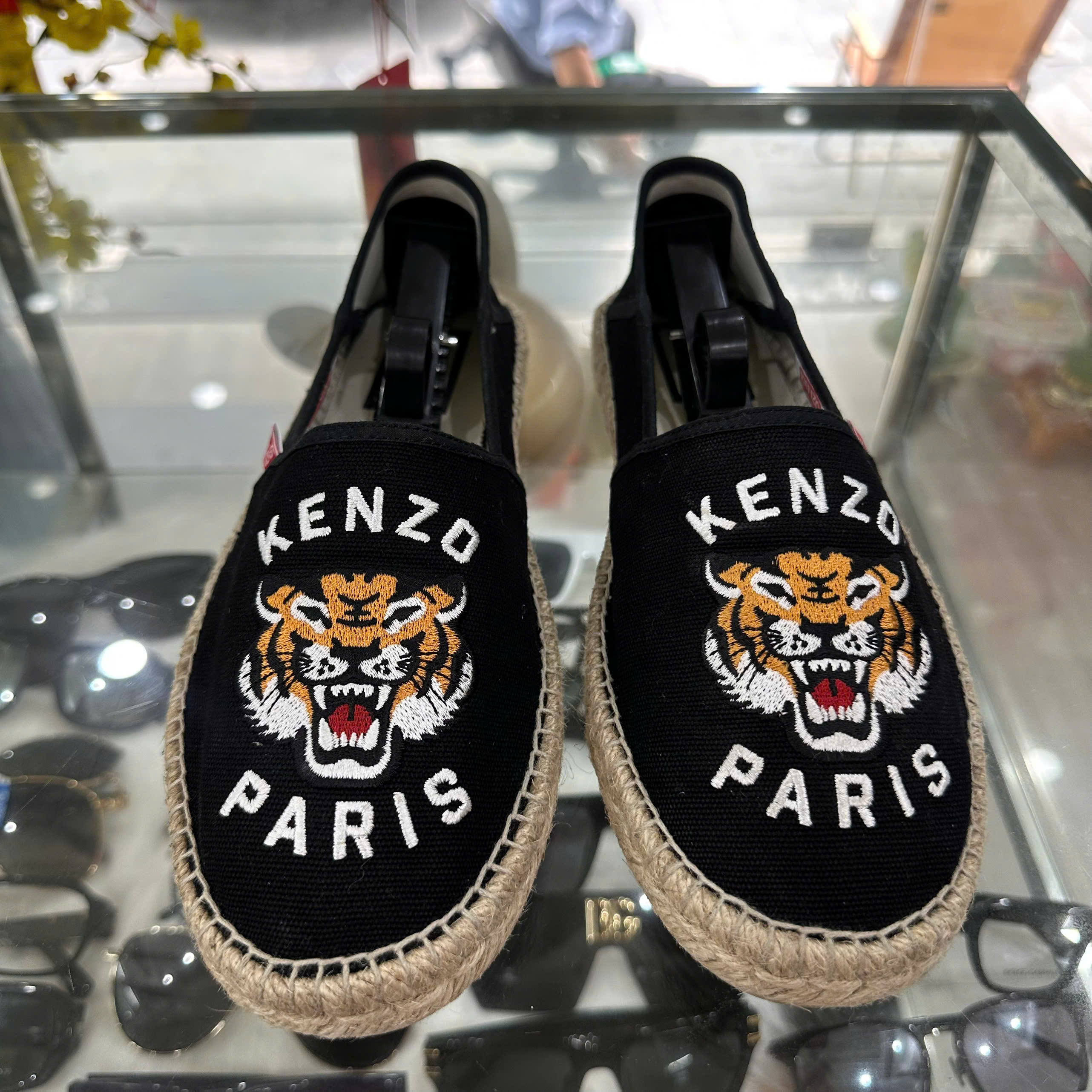 GIÀY SLIPON KENZO ĐEN MẶT HỔ LN017 LIKE NEW