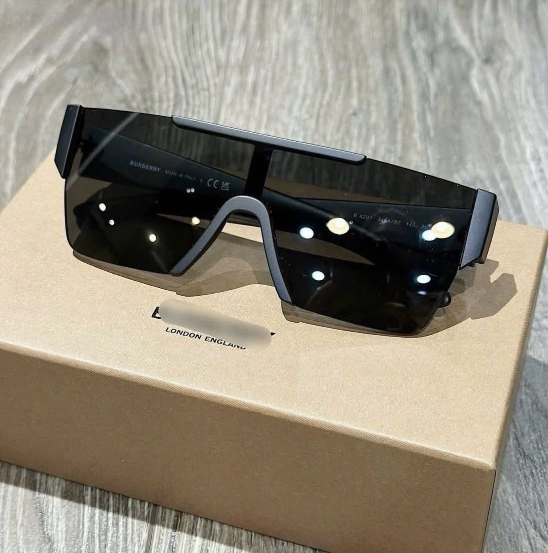 KÍNH BURBERRY ĐEN MẮT ĐEN BE4291
