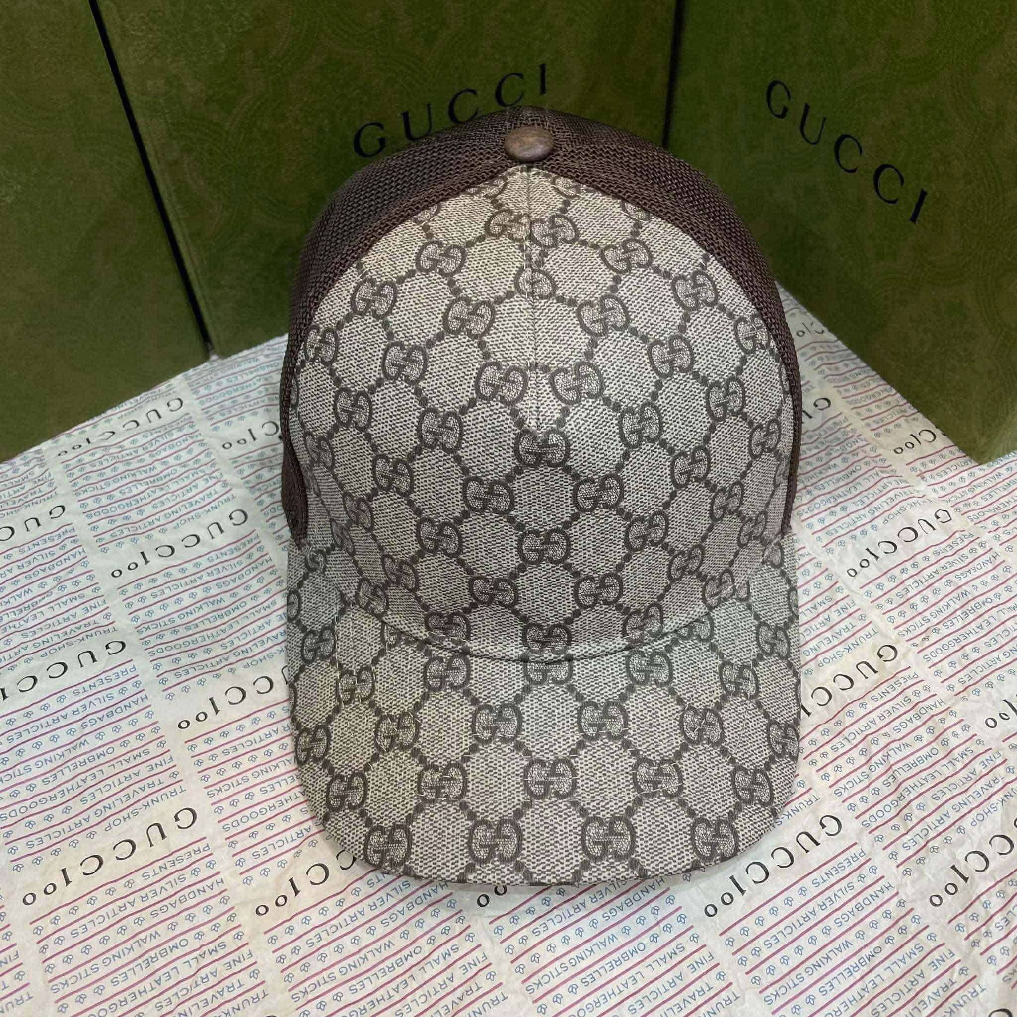 MŨ GUCCI HOẠ TIẾT MONOGRAM LƯỚI SAU 76332 4HA4U 9764