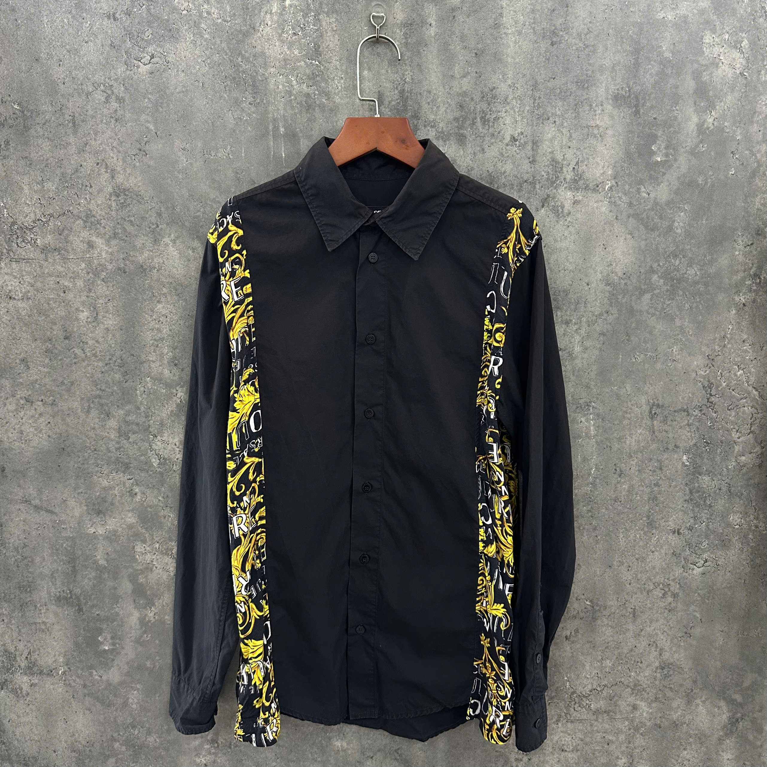 SƠ MI VERSACE ĐEN HOA VĂN VÀNG 74GAL214 LN025 LIKE NEW
