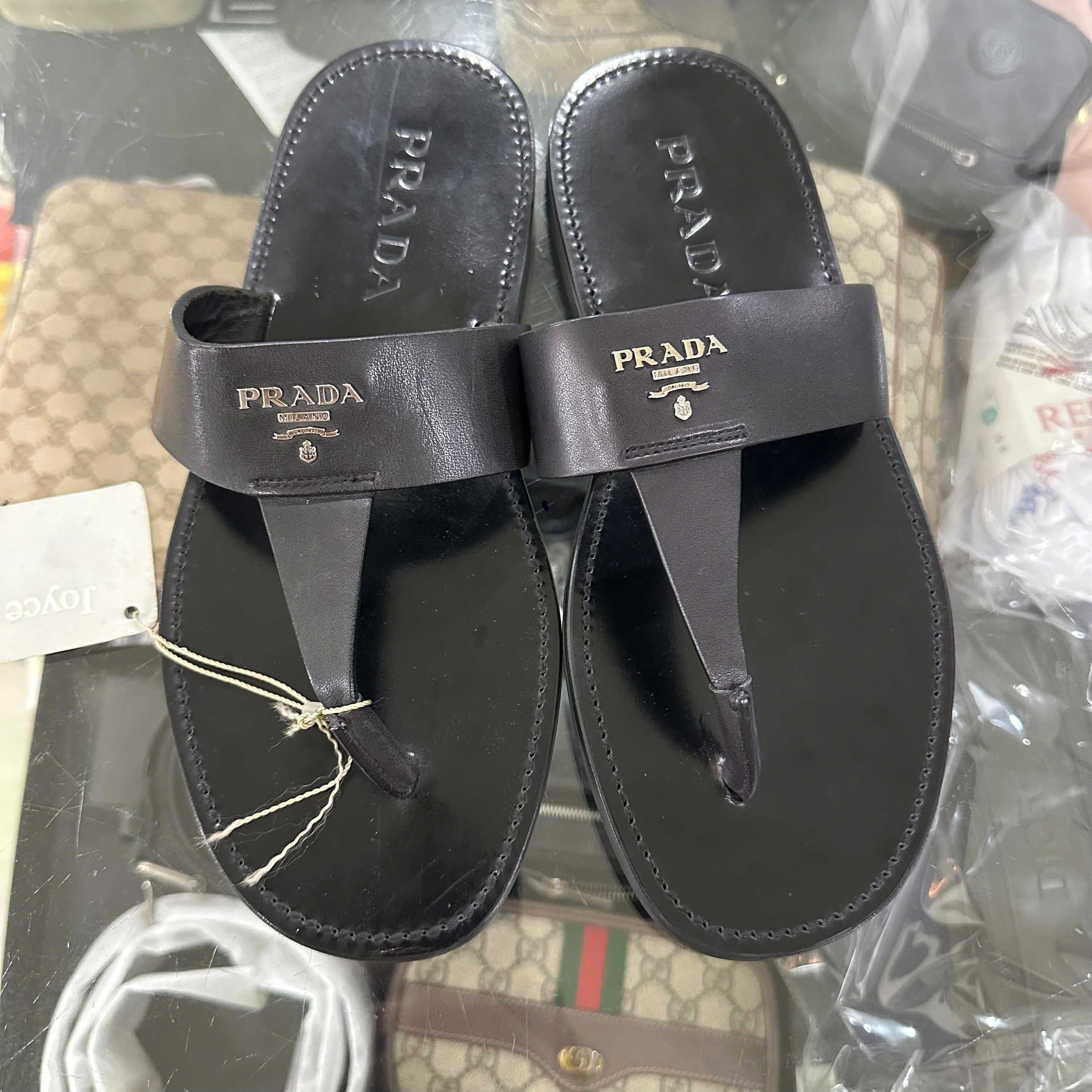 TÔNG PRADA ĐEN CHỮ TRẮNG CP91326 HÀNG TRƯNG BÀY