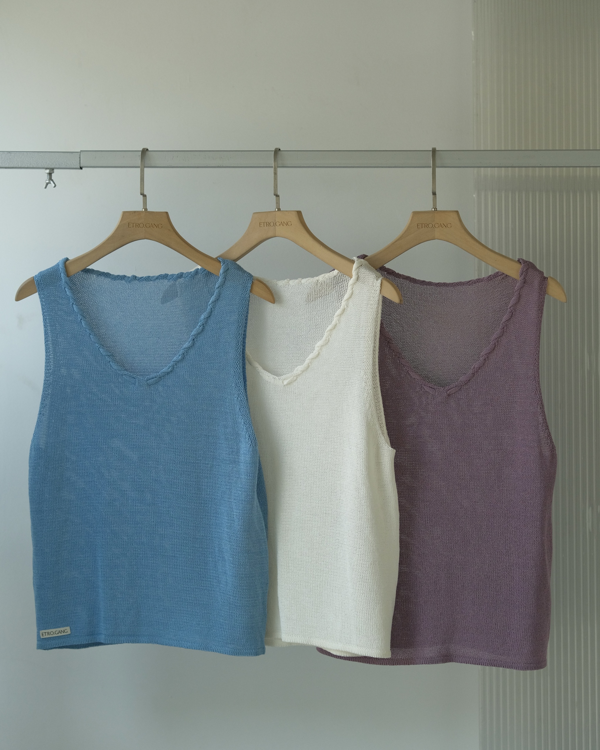 Ameri Tank Top (61099030_Áo ba lỗ nữ cổ V phối dây xoắn, đính tag EG, từ vải dệt kim)