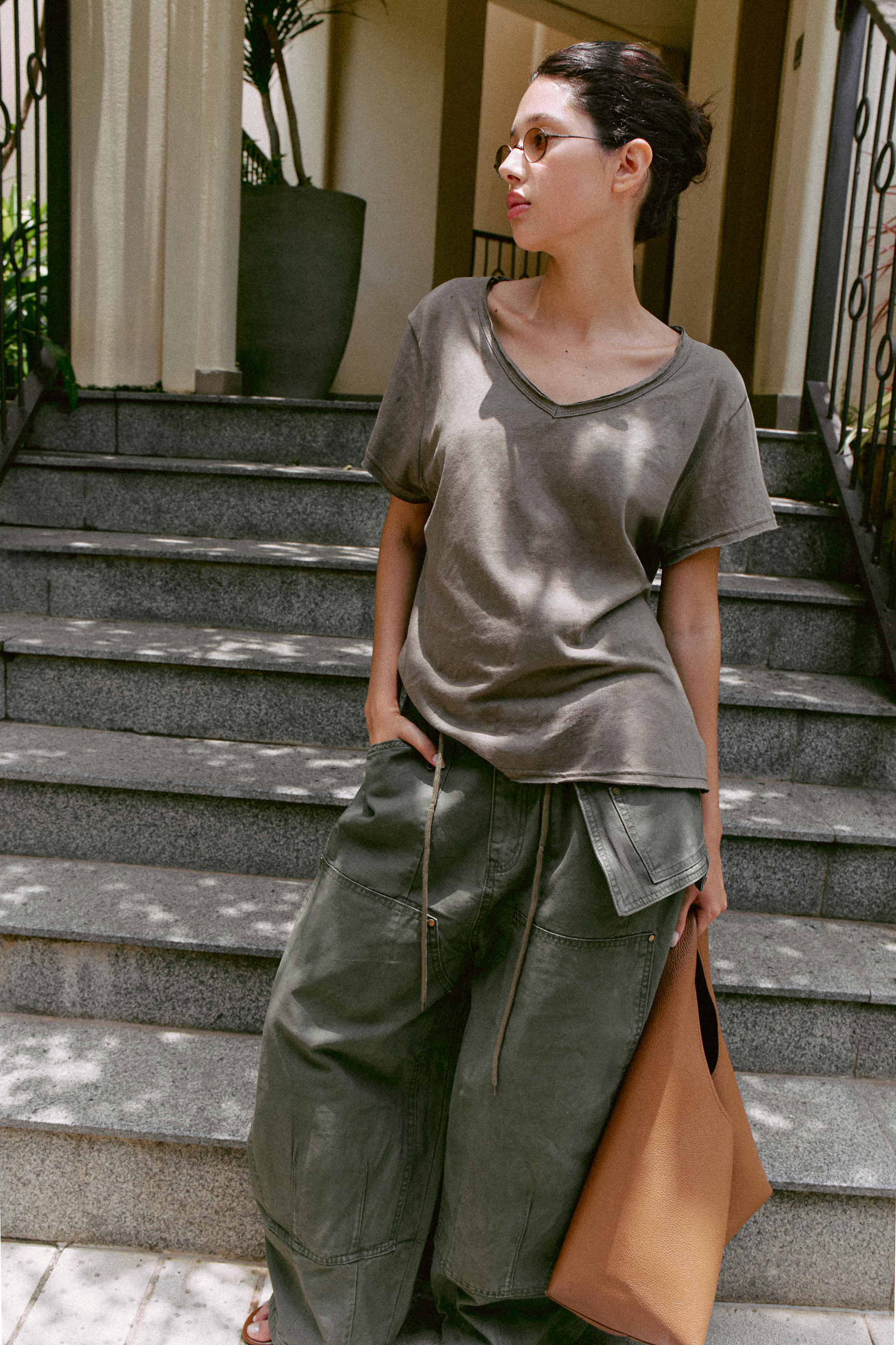 Bonnie Tee (61091020_Áo T-shirt nữ ngắn tay cổ V bằng vải dệt kim)