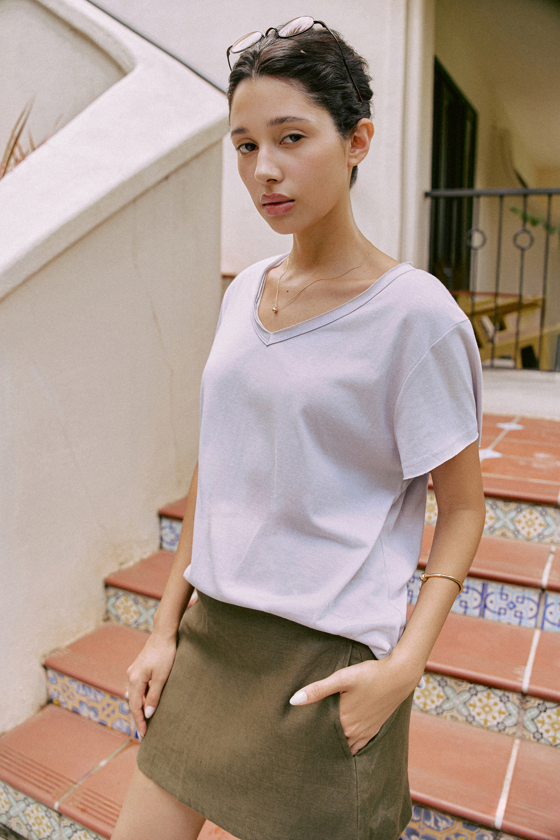 Bonnie Tee (61091020_Áo T-shirt nữ ngắn tay cổ V bằng vải dệt kim)