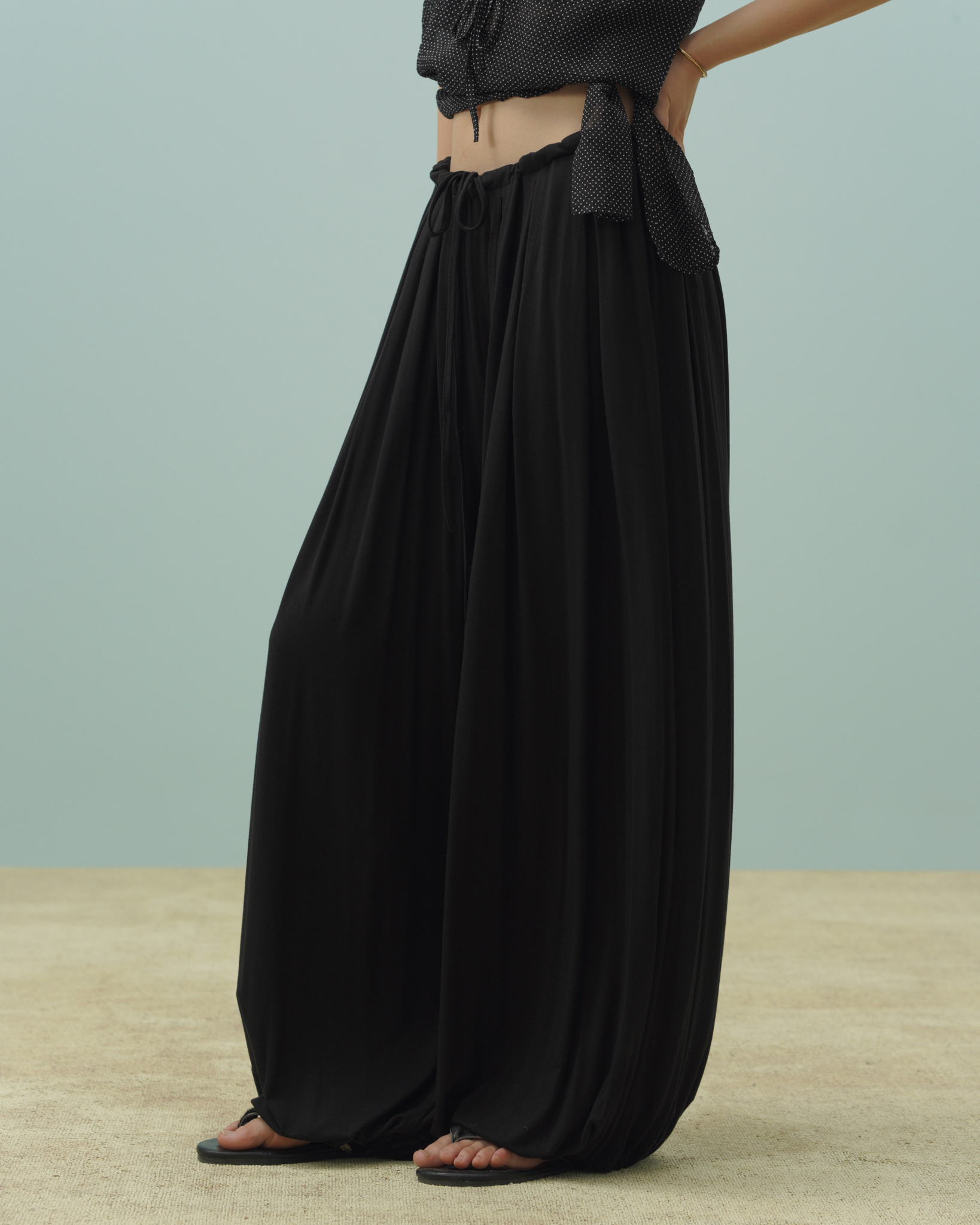 Free Drape Pants (61046900_Quần dài nữ dệt kim ống rộng có dây buộc điều chỉnh, bằng vải dệt kim)