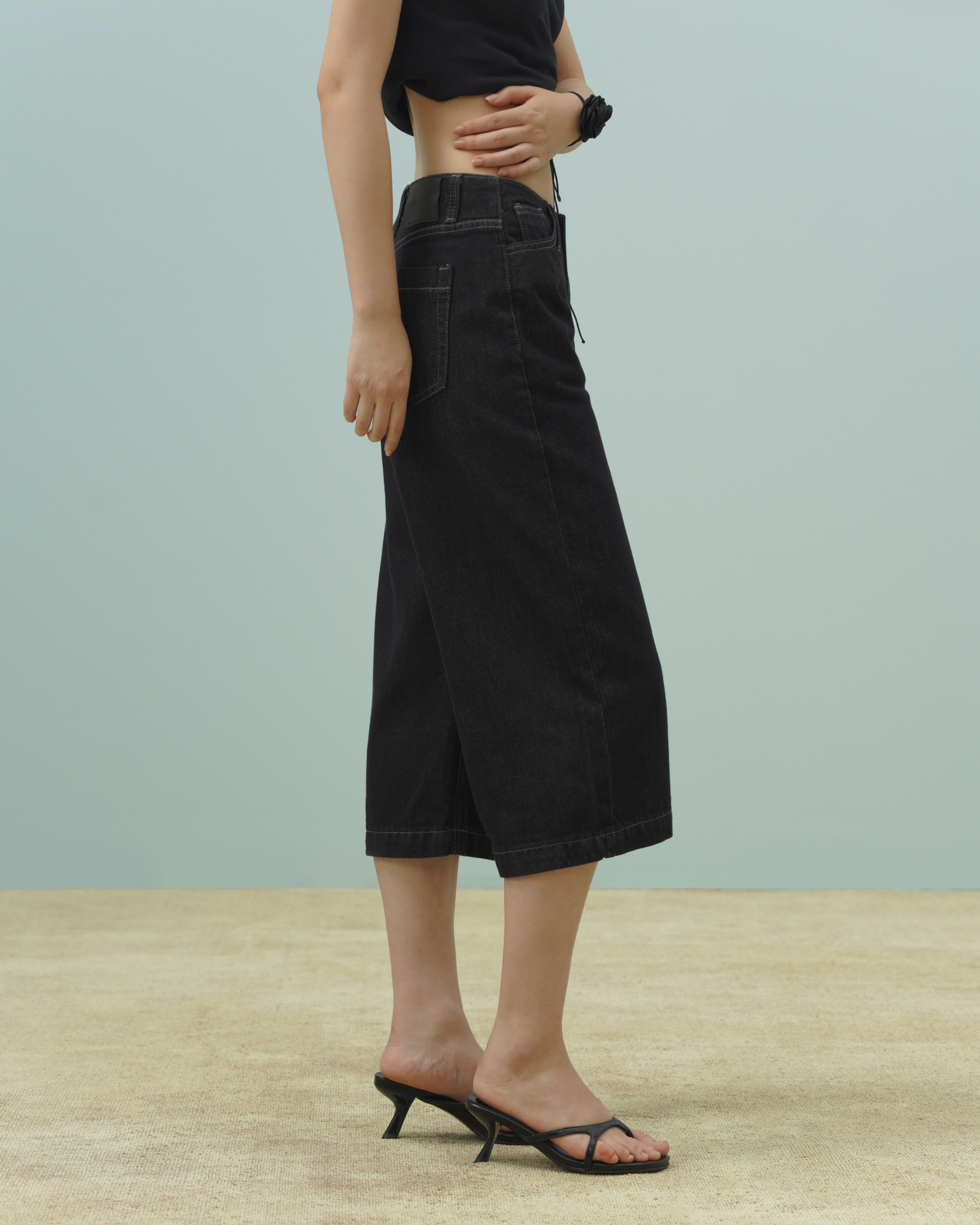 Low-Rise Cropped Jeans (62046200_Quần bò ống lửng cạp trễ, màu đen, bằng vải dệt thoi)
