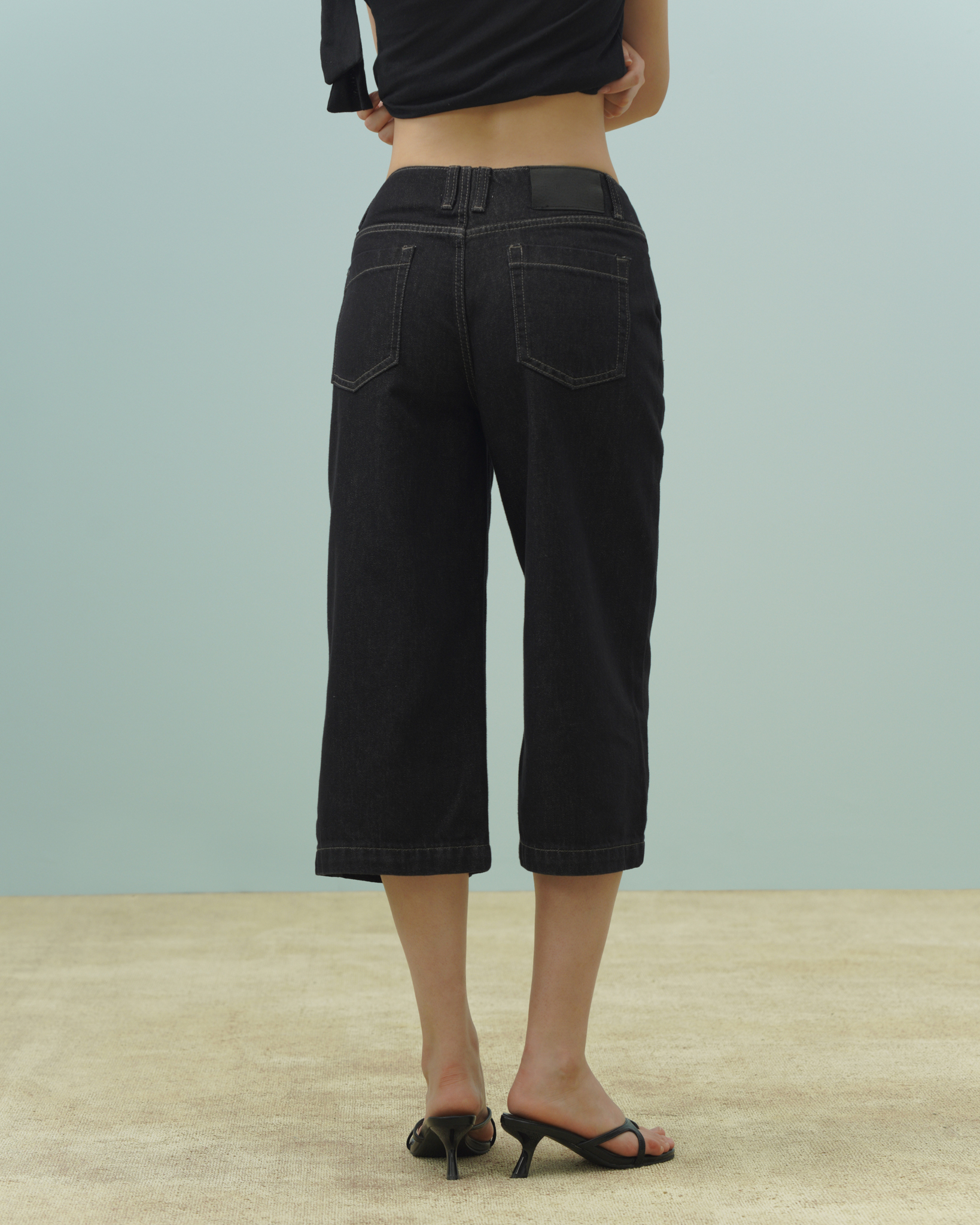 Low-Rise Cropped Jeans (62046200_Quần bò ống lửng cạp trễ, màu đen, bằng vải dệt thoi)