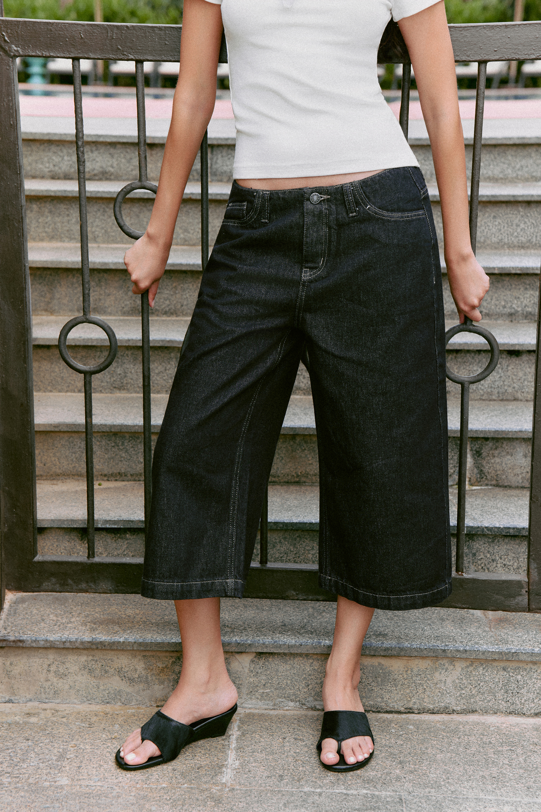 Low-Rise Cropped Jeans (62046200_Quần bò ống lửng cạp trễ, màu đen, bằng vải dệt thoi)