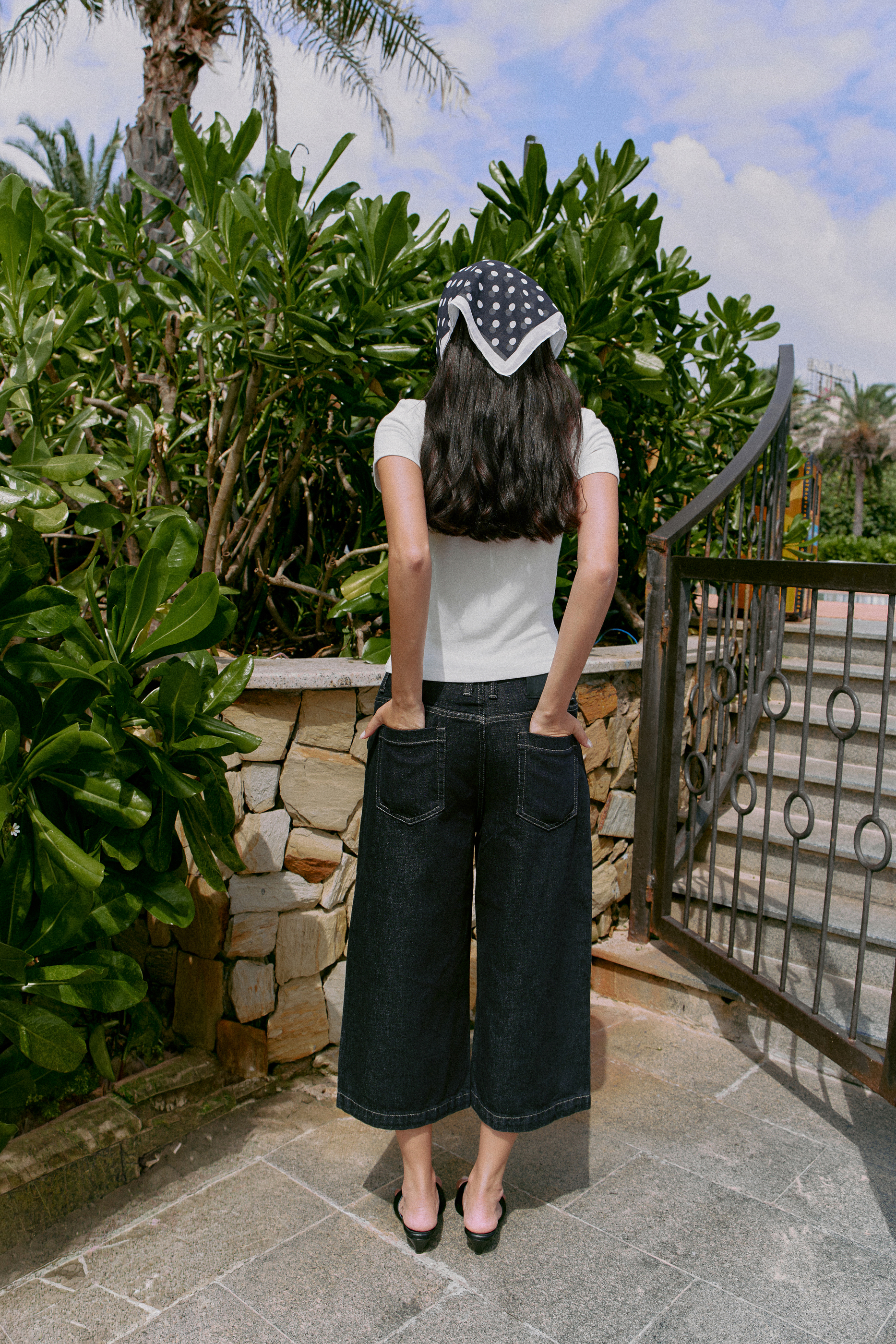 Low-Rise Cropped Jeans (62046200_Quần bò ống lửng cạp trễ, màu đen, bằng vải dệt thoi)