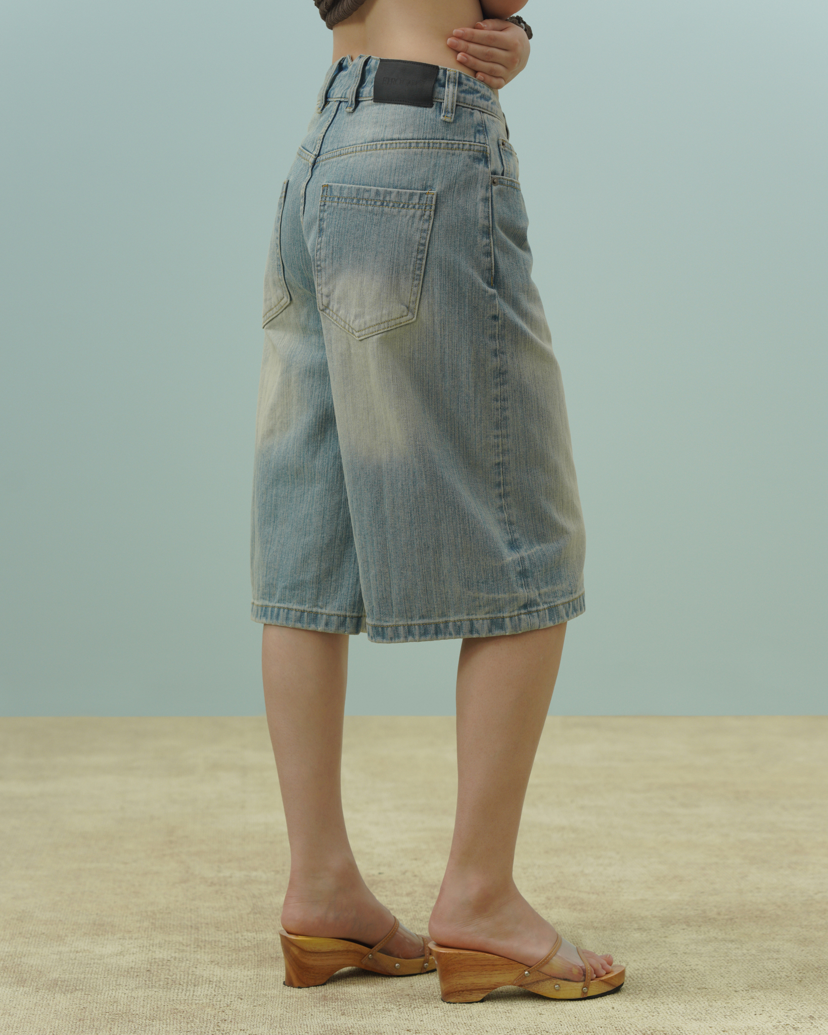 Low-Slung Denim Bermuda Shorts (62046200_Quần bò nữ, dáng lửng ống rộng, bằng vải dệt thoi)