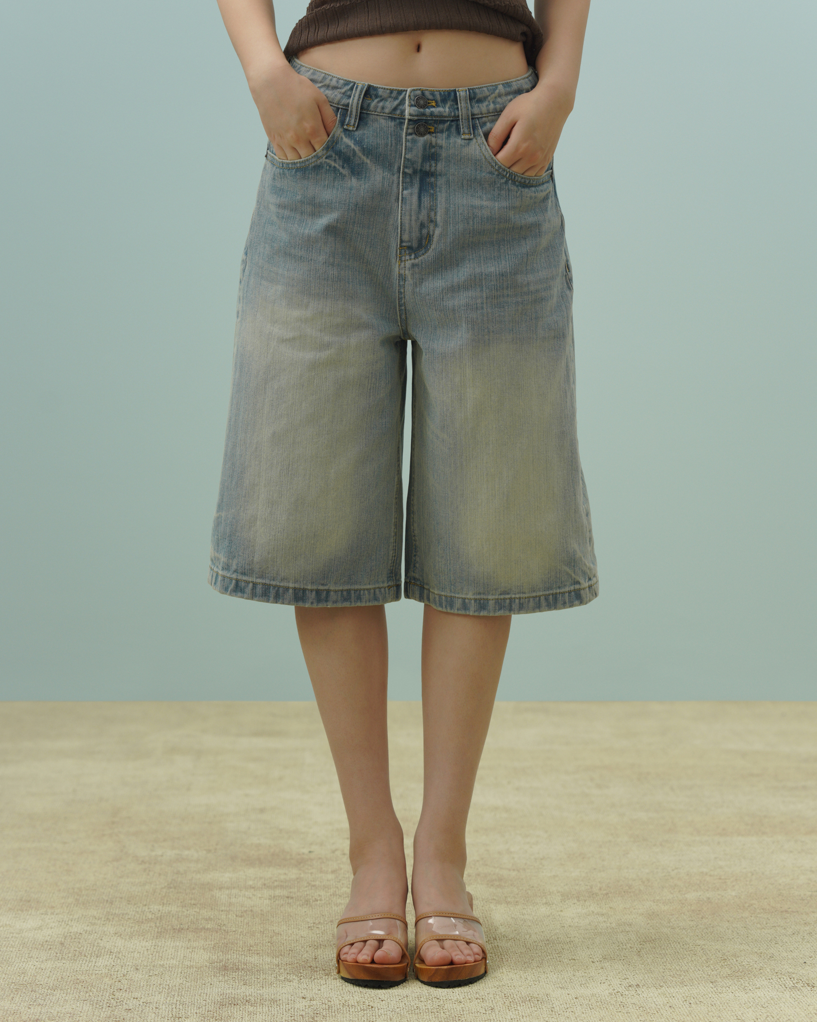 Low-Slung Denim Bermuda Shorts (62046200_Quần bò nữ, dáng lửng ống rộng, bằng vải dệt thoi)