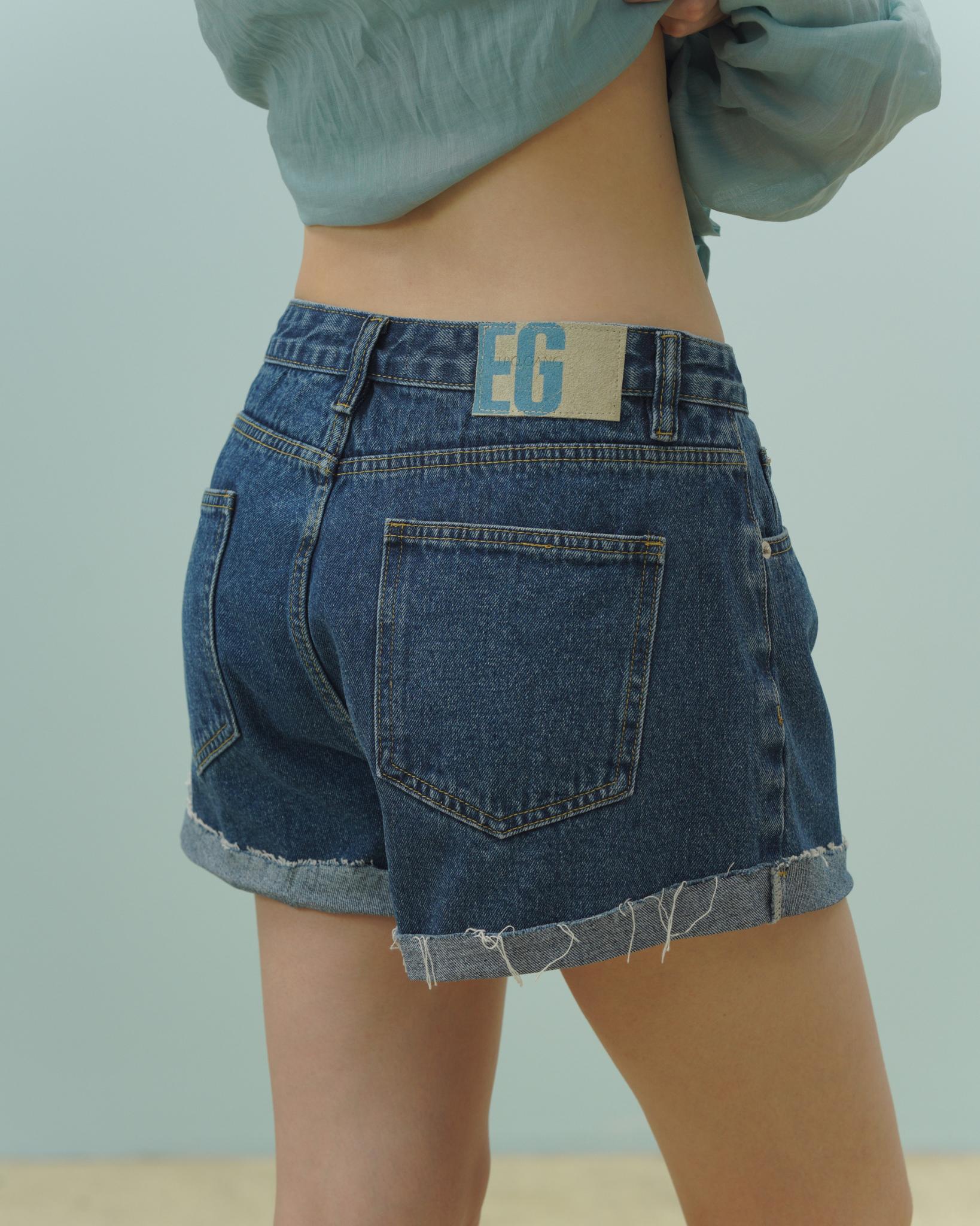Raw Hem Denim Shorts (62046200_Quần ngắn nữ (sooc) denim basic, bằng vải dệt thoi)