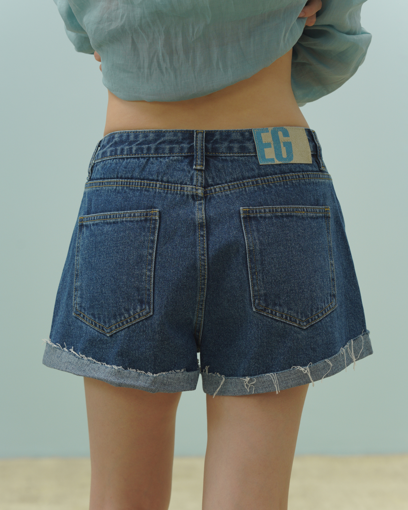 Raw Hem Denim Shorts (62046200_Quần ngắn nữ (sooc) denim basic, bằng vải dệt thoi)