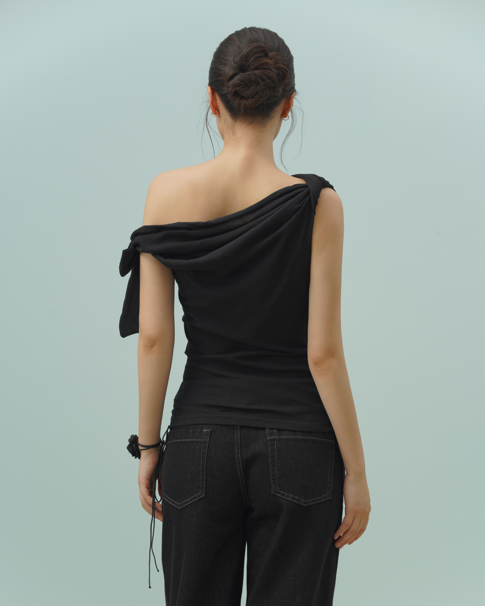 Syndra Top (61091020_Áo thun nữ kiểu thắt dây 1 vai, từ vải dệt kim)