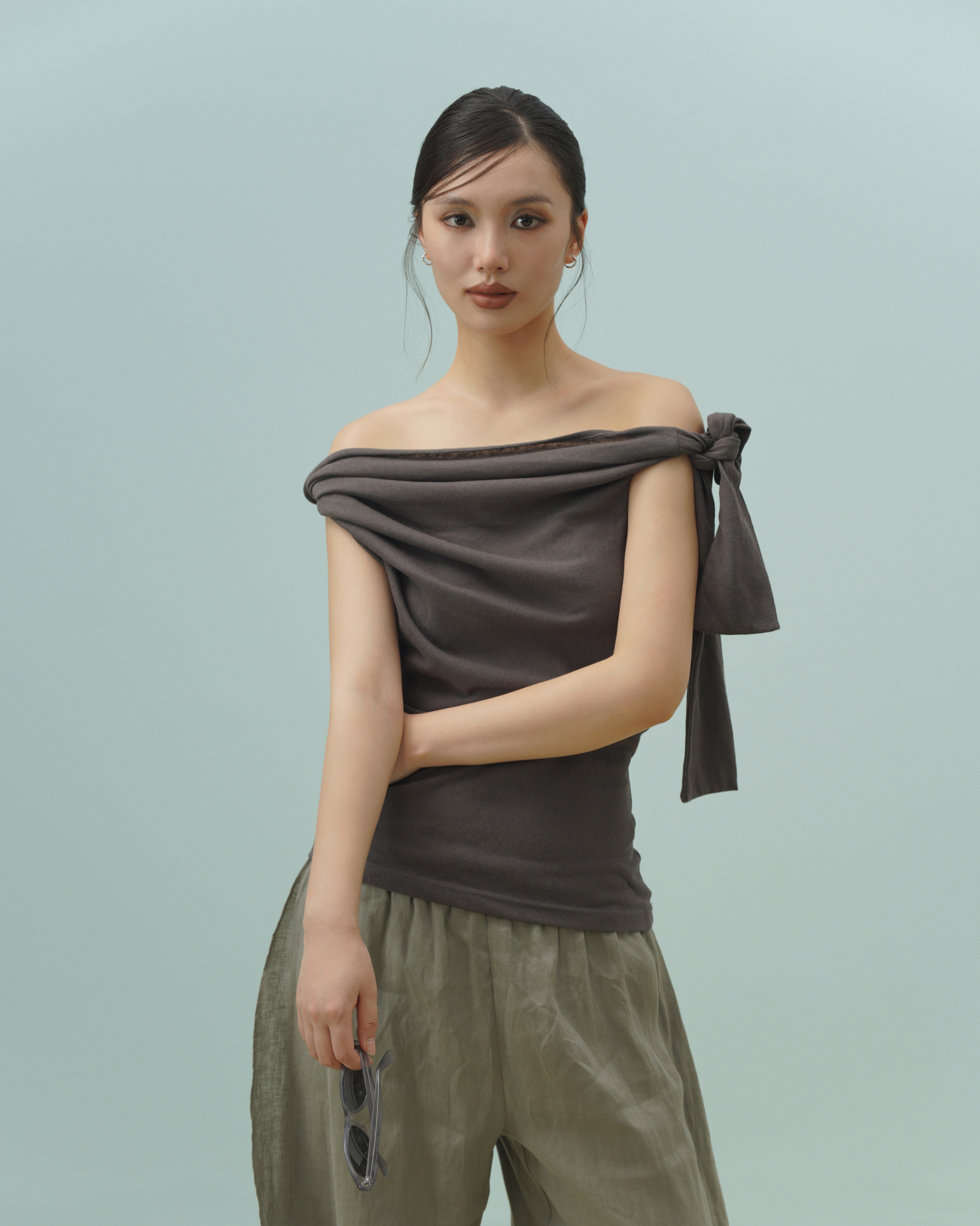 Syndra Top (61091020_Áo thun nữ kiểu thắt dây 1 vai, từ vải dệt kim)
