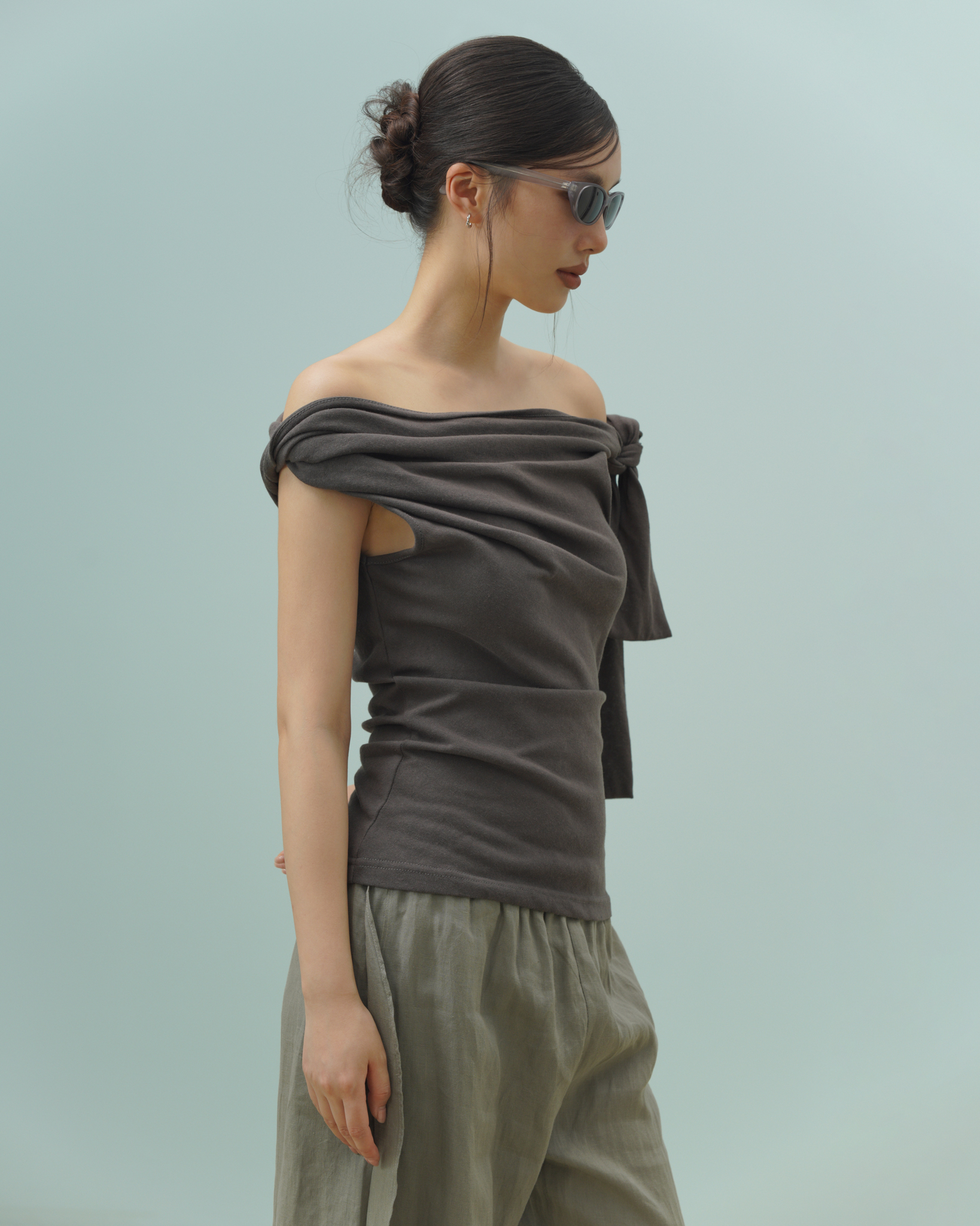 Syndra Top (61091020_Áo thun nữ kiểu thắt dây 1 vai, từ vải dệt kim)
