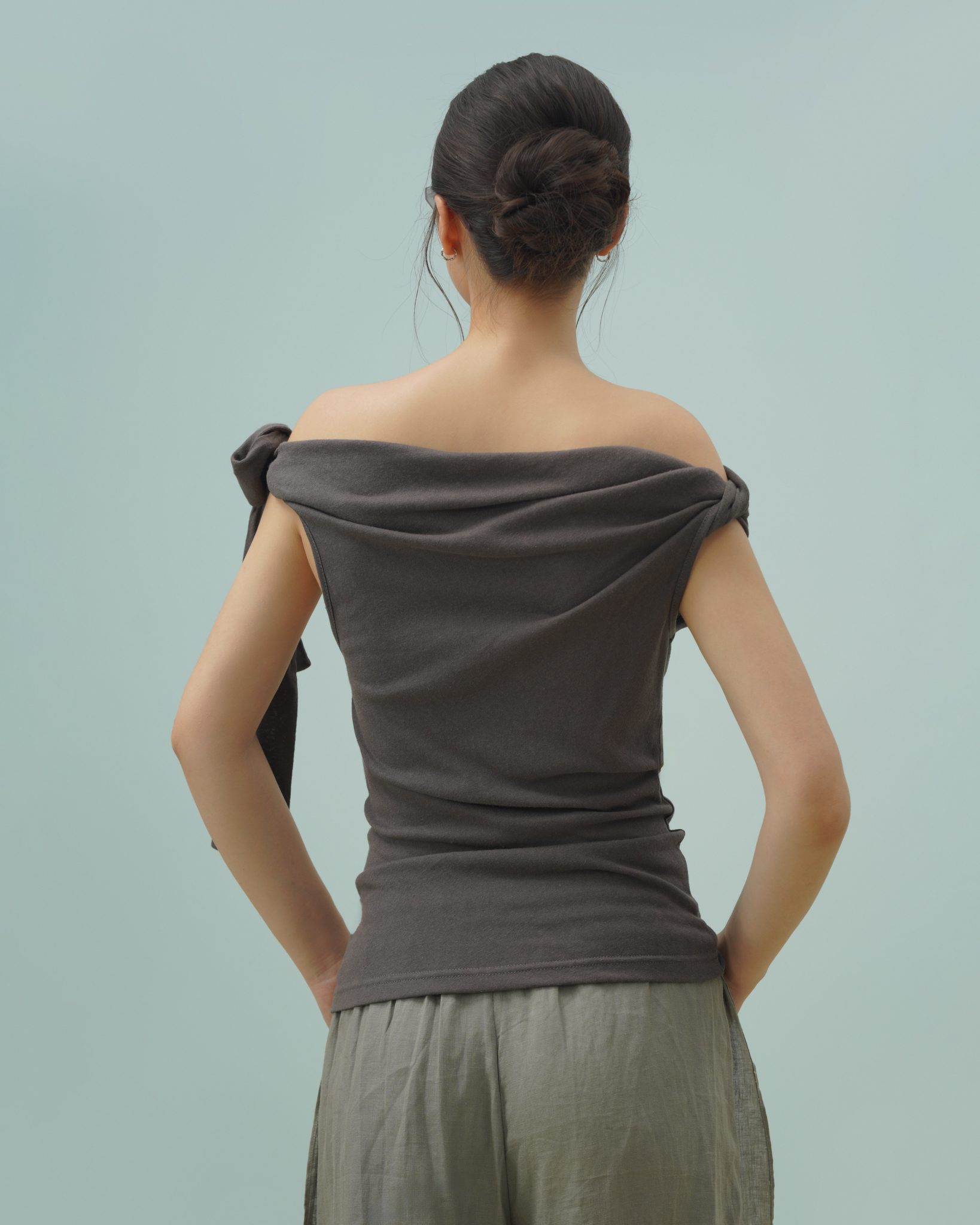 Syndra Top (61091020_Áo thun nữ kiểu thắt dây 1 vai, từ vải dệt kim)