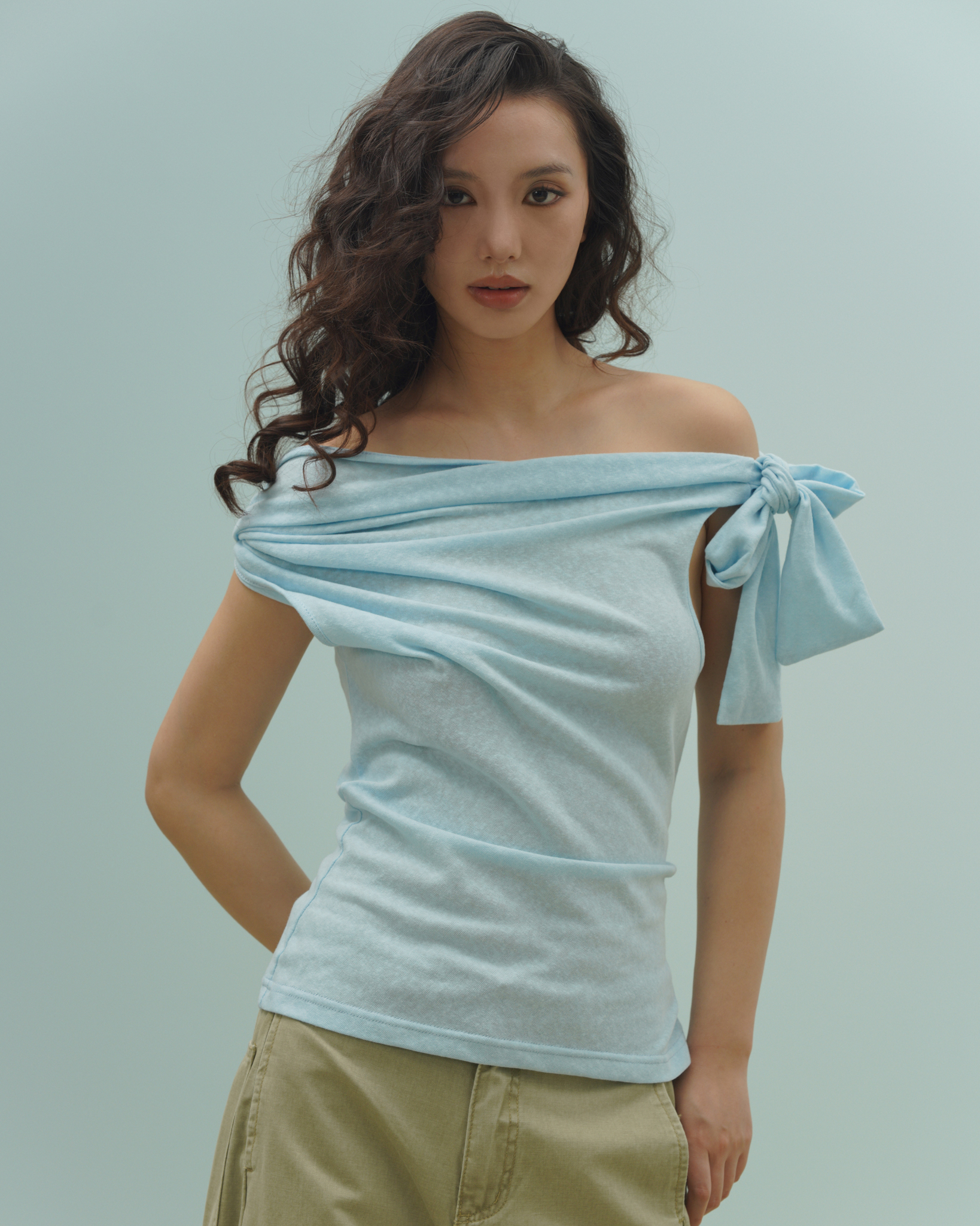 Syndra Top (61091020_Áo thun nữ kiểu thắt dây 1 vai, từ vải dệt kim)