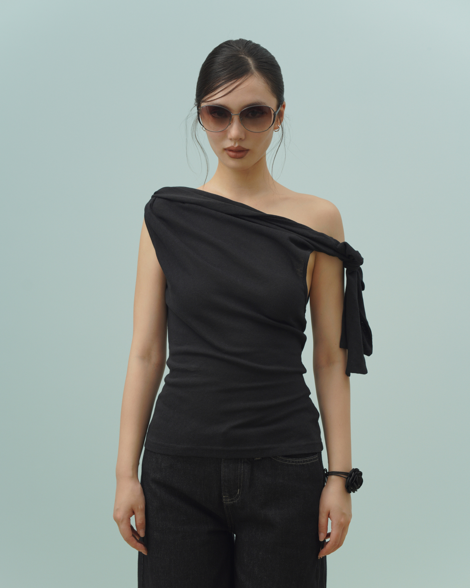 Syndra Top (61091020_Áo thun nữ kiểu thắt dây 1 vai, từ vải dệt kim)
