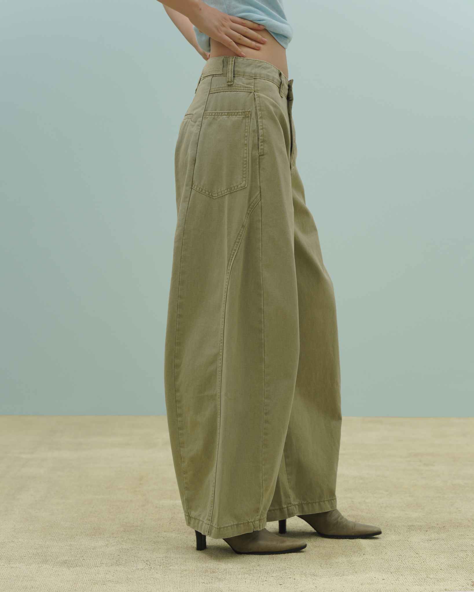 Varen Barrel Pants (62046200_Quần dài kaki, màu be bằng vải dệt thoi)