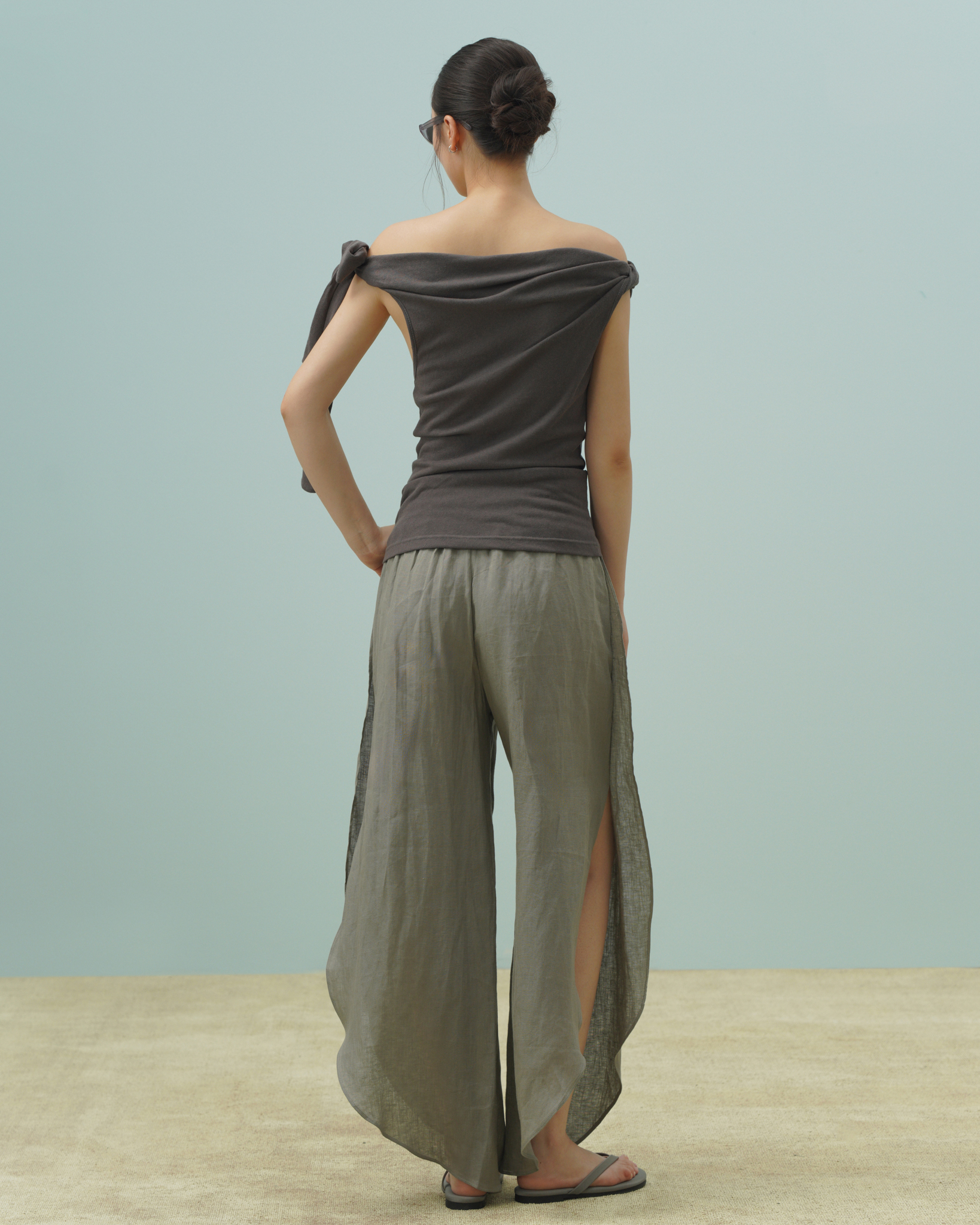 Vent Linen Pants (62046900_Quần dài nữ cạp chun, ống xẻ tà cắt chéo , từ vải dệt thoi)