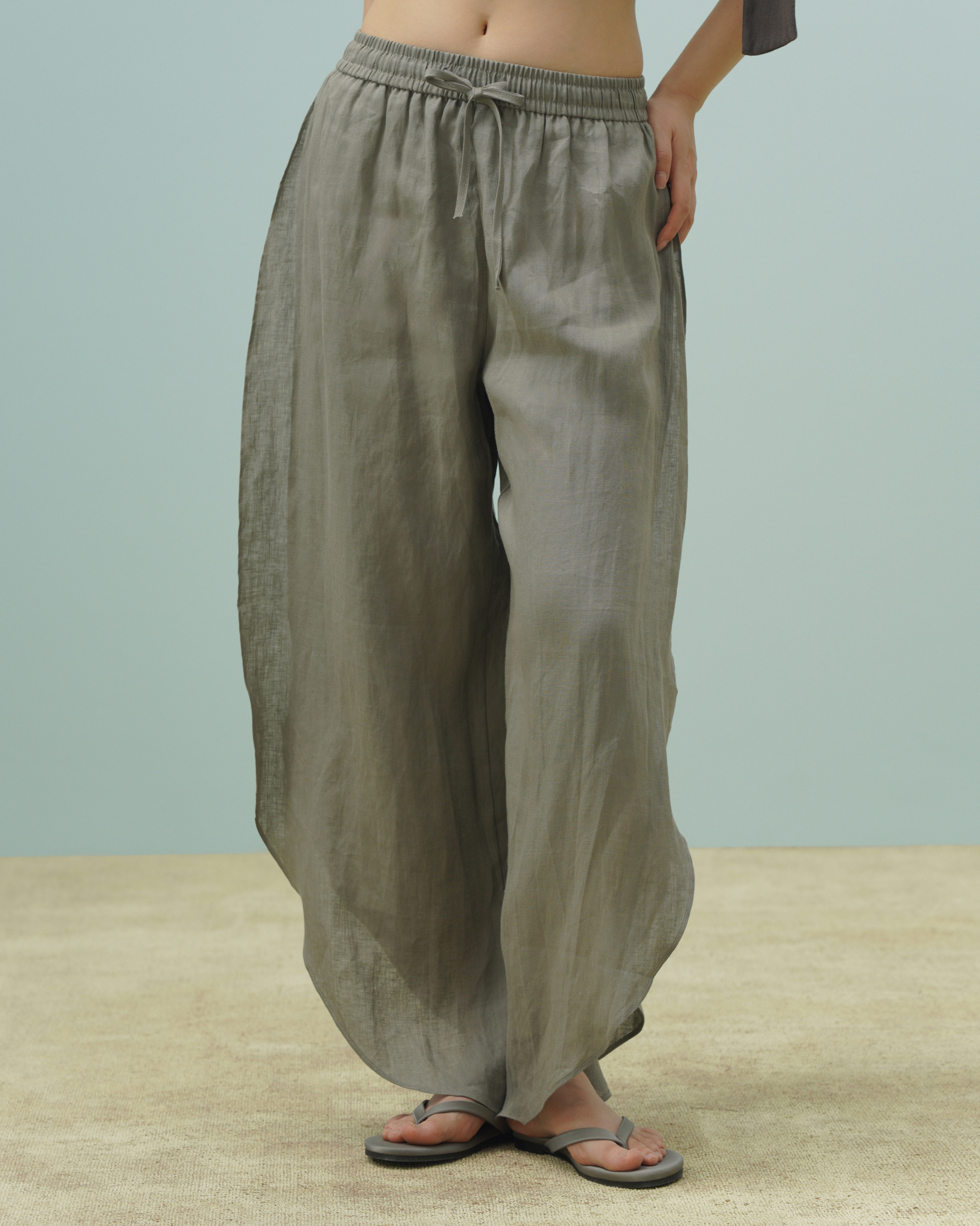 Vent Linen Pants (62046900_Quần dài nữ cạp chun, ống xẻ tà cắt chéo , từ vải dệt thoi)