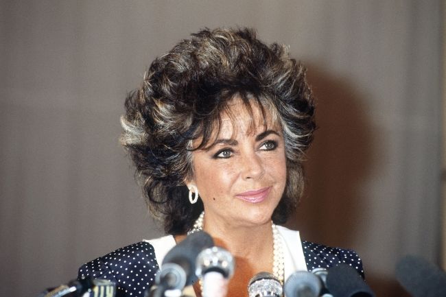 Elizabeth Taylor tại buổi gala gây quỹ vào năm 1985