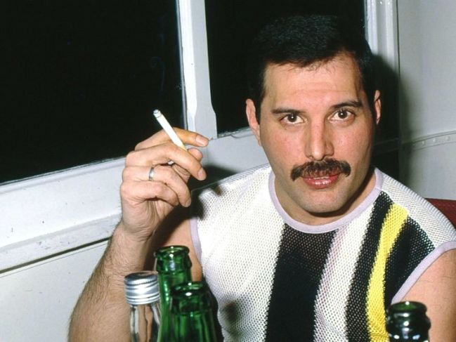 Từng đính hôn với phụ nữ nhưng Freddie Mercury hẹn hò với khá nhiều đàn ông