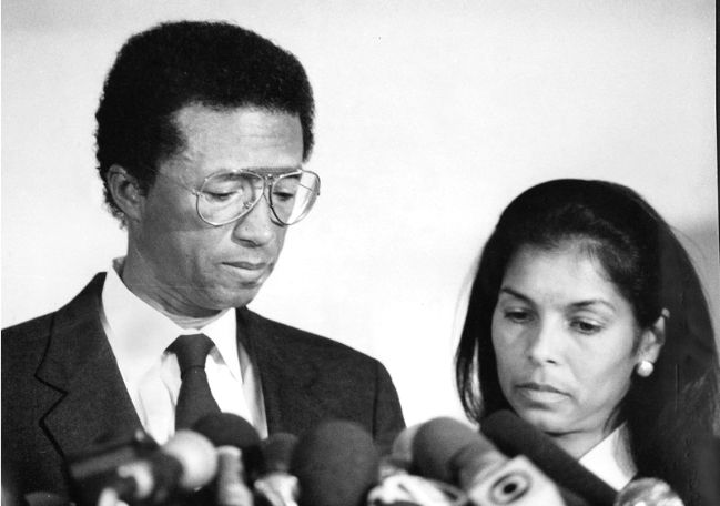 Arthur Ashe và vợ - Jeanne - trong buổi họp báo công bố việc ông nhiễm HIV vào ngày 8 tháng 4 năm 1992