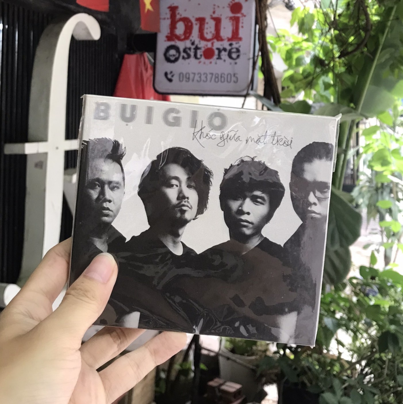 Album KHÓC GIỮA MẶT TRỜI - Bụi Gió