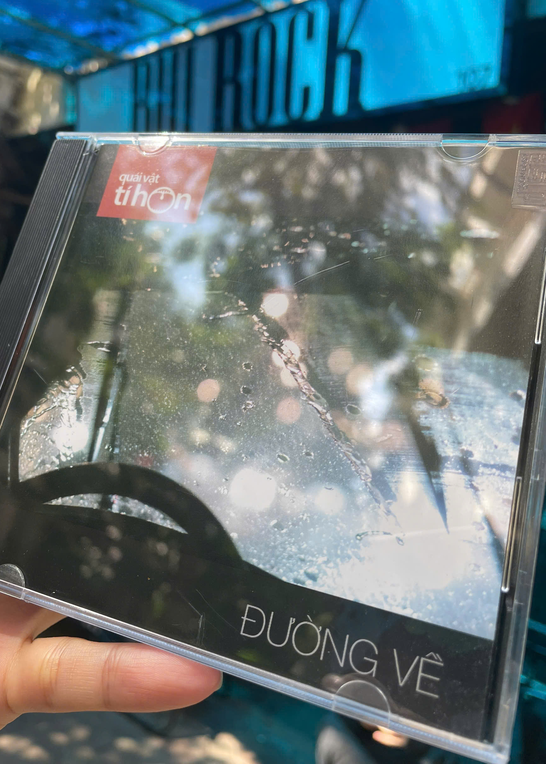 Album Đường về - Quái vật tí hon