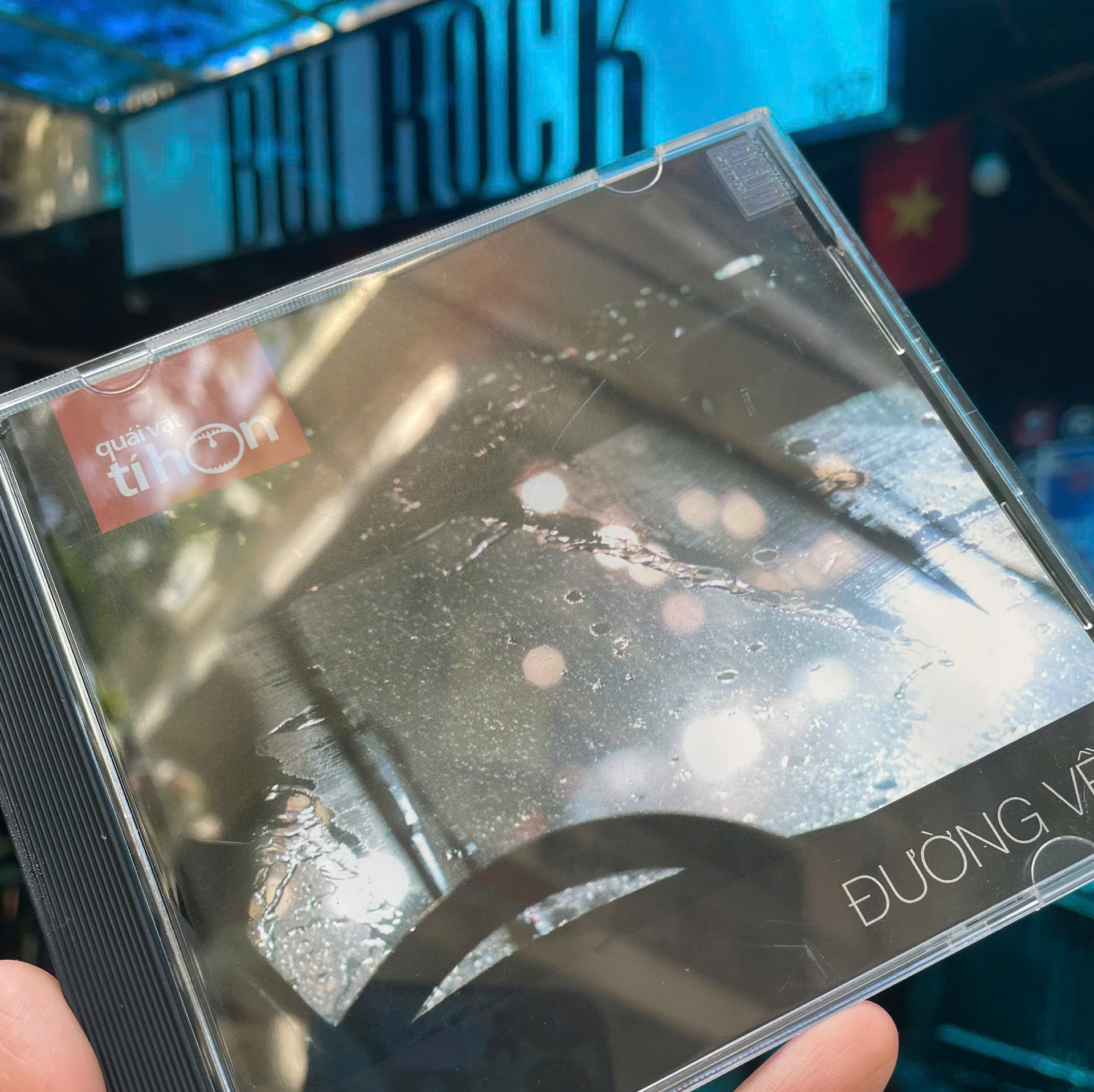 Album Đường về - Quái vật tí hon