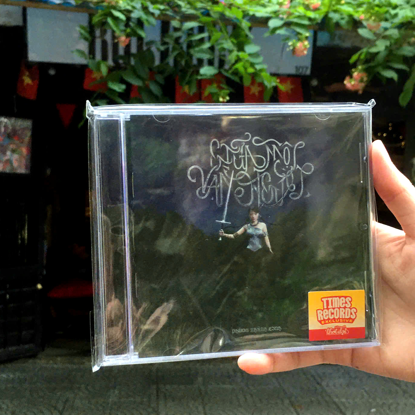 Album GIỮA MỘT VẠN NGƯỜI - Phùng Khánh Linh