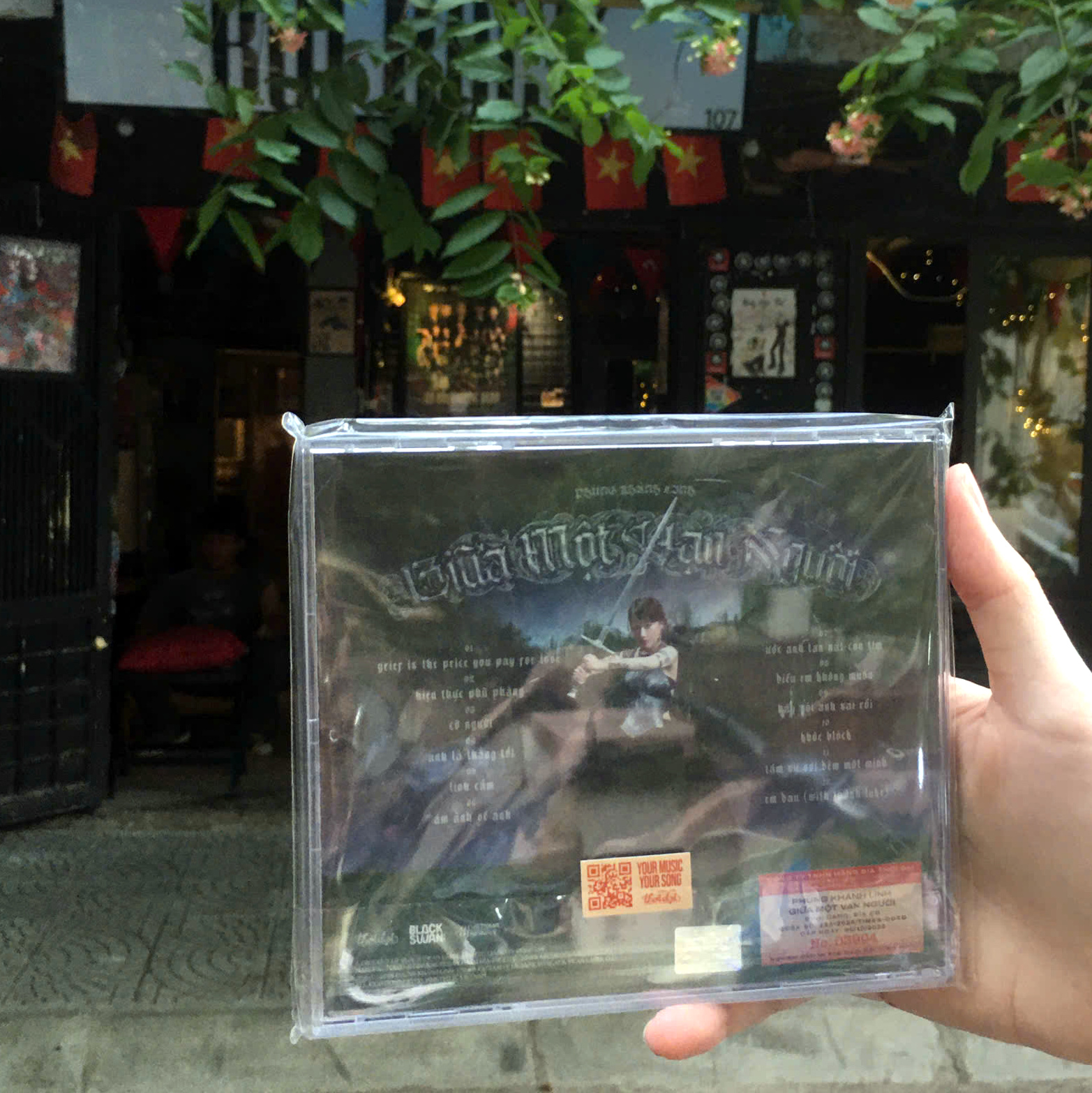 Album GIỮA MỘT VẠN NGƯỜI - Phùng Khánh Linh