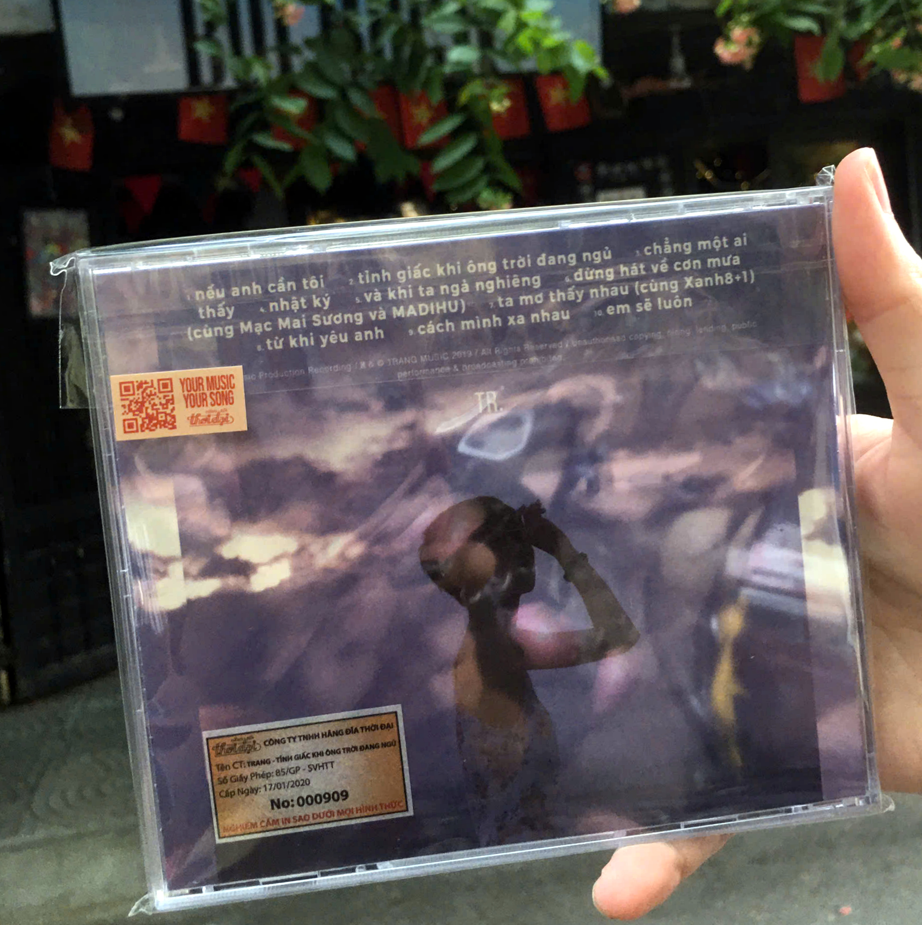 Album Tỉnh Giấc Khi Ông Trời Đang Ngủ - Trang
