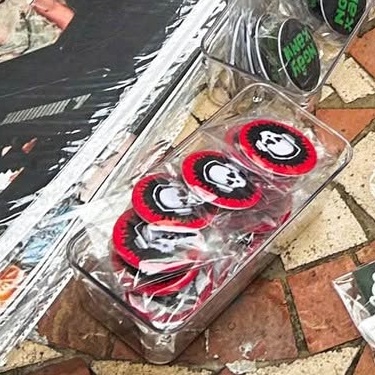 Huy hiệu Bụi Rock đỏ