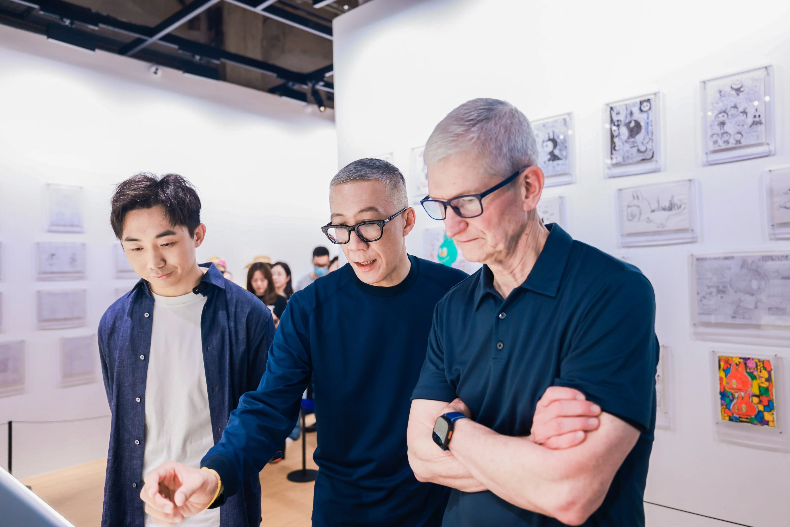 Tim-Cook-roi-ghe-CEO-Apple-John-Ternus-mo-ra-ky-nguyen-moi-2.webp