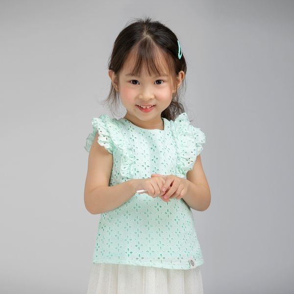 Trang điểm đậm, váy bó sát, bé gái 6 tuổi đăng quang Hoa hậu nhí gây tranh  cãi