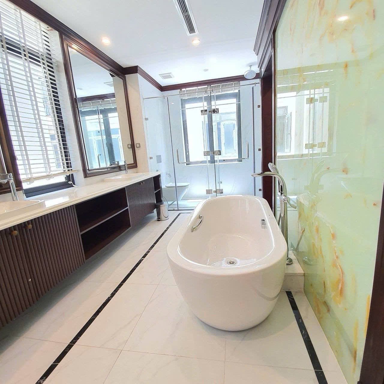 6-Bedroom Villa for Rent in Ba Son, District 1 – D1HR1010