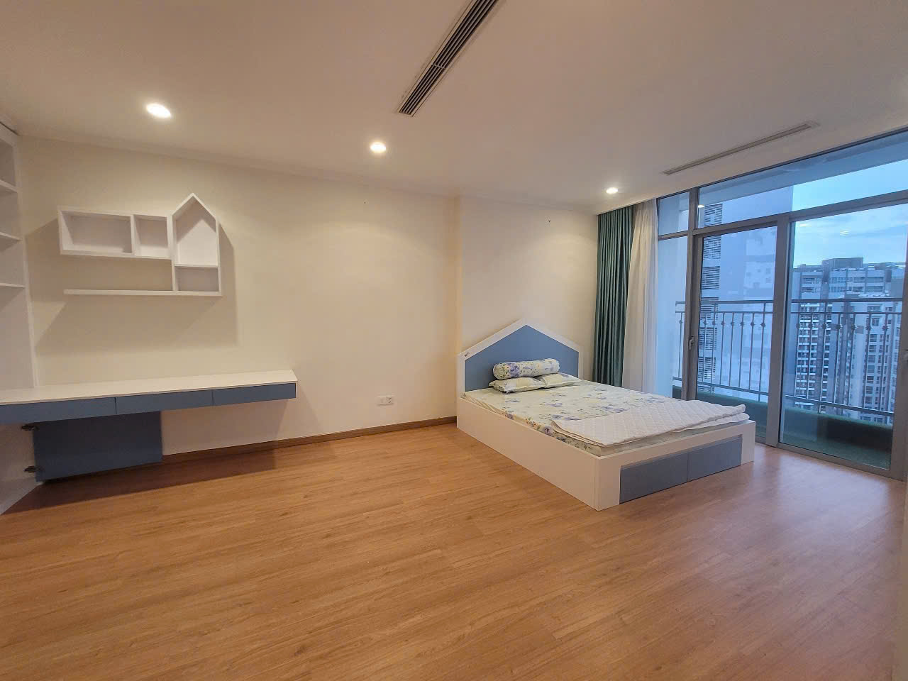 Vinhomes Central Park – 3 Bedrooms Apartment for Rent in Binh Thanh District – BTAR1016