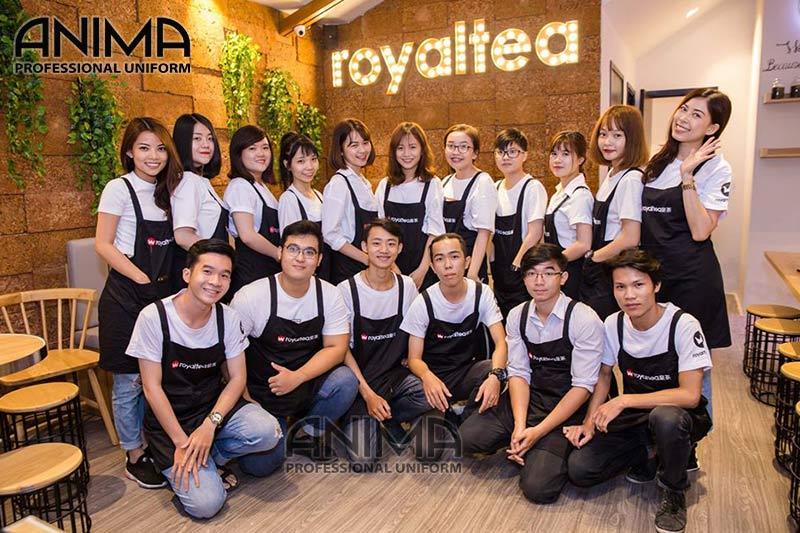 Đồng phục nhân viên phục vụ royaltea ghi điểm với khách hàng