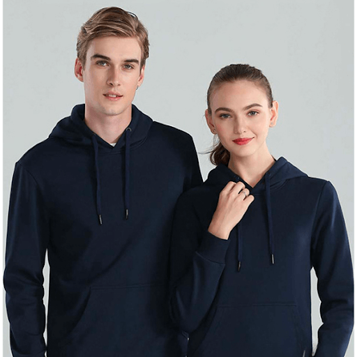 Mẫu hoodie đen luôn là lựa chọn yêu thích của người trẻ