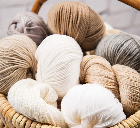 Vào mùa hè, wool hút ẩm và thông thoáng, trong khi vào mùa đông lại có khả năng giữ ấm rất tốt