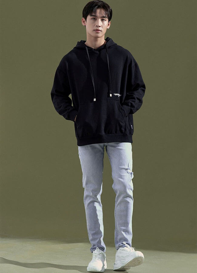 Phối quần jeans với áo hoodie trẻ trung