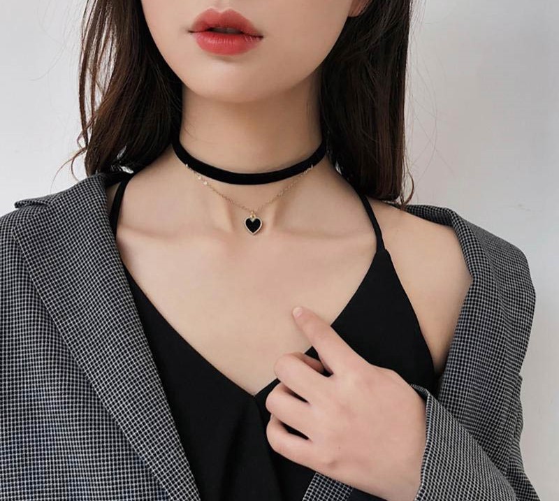 Vòng cổ choker làm trang phục trở nên độc đáo