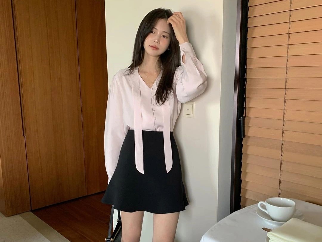 Đồng phục phục vụ tiệc cưới với mẫu áo blouse phối chân váy