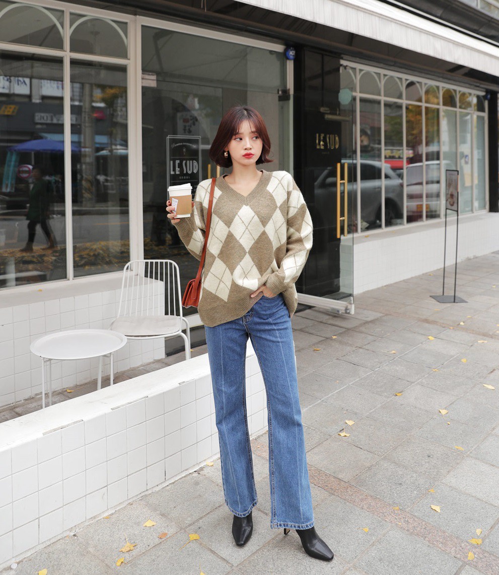 Mix quần jeans dáng skinny với áo len tôn dáng