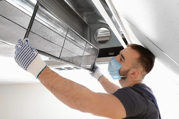 Hướng dẫn vệ sinh điều hòa âm trần đúng cách, sạch sâu bền máy