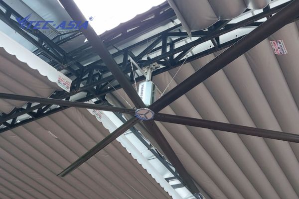 So-sanh-quat-HVLS-va-quat-cong-nghiep-thuong-cho-nha-xuong-1.jpg